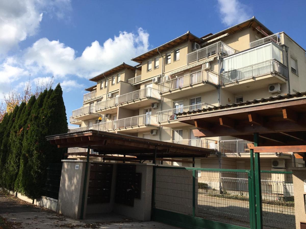 Kek Hullam Apartman By Bltn Apartment Siofok Bagian luar foto